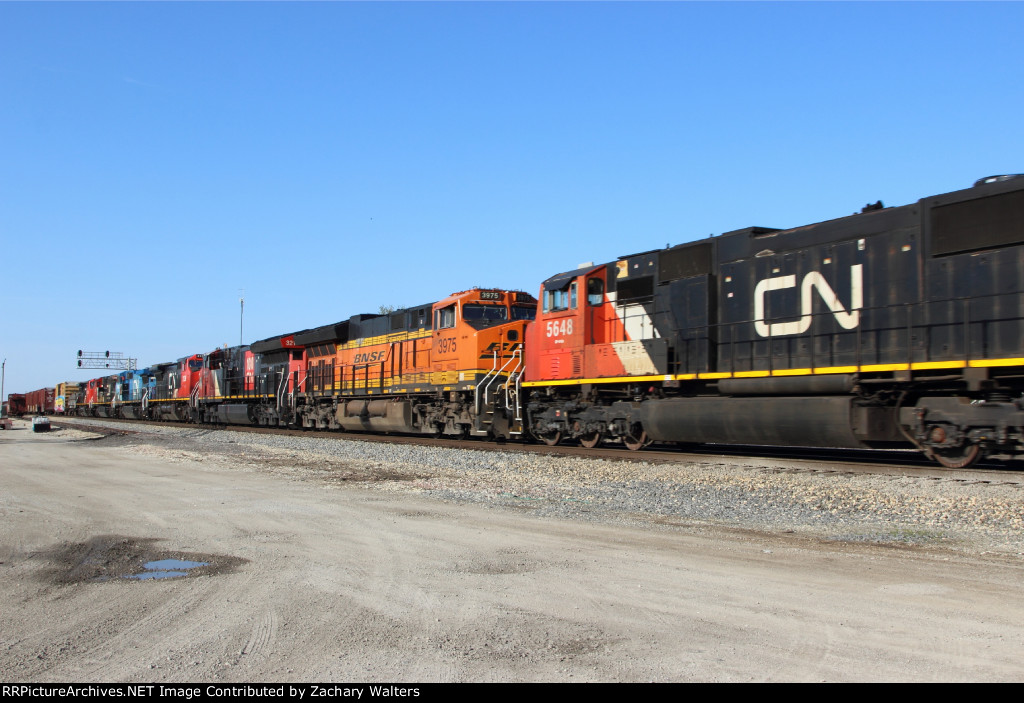 CN 5648 BNSF 3975